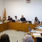 Els deu regidors i el secretari (dreta), davant de la cadira buida de Pelegrí. Roset i Egea, als dos costats del seient vacant. - GERARD HOYAS