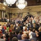Els diputats, aplaudint representants del món local després de l’aprovació del text. - M. CODINAS