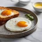 imagen de archivo de huevos fritos