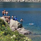 Alguns dels joves que es van banyar a l’estany de Gerber. - @PIJOAN_JORDI