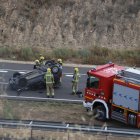 Un choque con dos vehículos corta dos carriles en la autovía A2 a su paso por Lleida