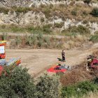 El cotxe va sortir de la via, va caure per un desnivell d’uns 15 metres i va quedar ocult entre uns matolls