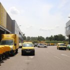 L’aparcament entre els carrers Llorenç Agustí i Josep Baró, ‘pres’ per vehicles de Correus ahir. - MAGDALENA ALTISENT