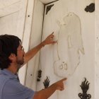 Francesc Balcells, assenyalant un dels elements en forma d’àngel arrancats d’una làpida. - J.GÓMEZ