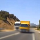 Adelantamiento temerario de un camión en Benabarre: la Guardia Civil ha detenido a un camionero de Lleida