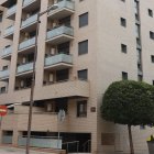 La façana de l’edifici de Manuel Carrasco i Formiguera i l’ascensor avariat.