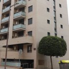 La façana de l’edifici de Manuel Carrasco i Formiguera i l’ascensor avariat.