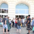 Viatgers afectats pel tall, aquest matí a l'exterior de l'estació de Lleida esperant el servei alternatiu amb autobús.