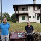 Els historiadors Josep Calvet i Josep Maria Canabal, dimecres davant la casa de Grangé a Espui. - MARTA LLUVICH/ACN