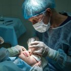 Imatge d’una intervenció quirúrgica en la cara d’una pacient. - OLGA GURYANOVA