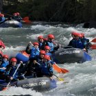 Barques de ràfting carregades de clients baixant pel riu Noguera Pallaresa.