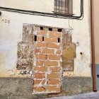 Una de les entrades d’un edifici que ha tapiat l’ajuntament. - A.L.B.B.