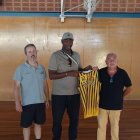 Josep Maria Torres, Mamadou Pathé Keita, president del GBA, i Pere Roqué, president del Pardinyes. - CB PARDINYES