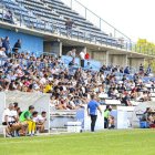 L’aspecte que tenia una zona de la grada de tribuna del Camp d’Esports durant el partit.