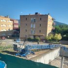El desmuntatge al juliol d’una grua al centre de la Pobla de Segur d’una promoció fallida el 2007. - LA POBLA DE SEGUR