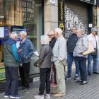 Pensionistes fent cua ahir a primera hora del matí en una agència de l’avinguda Catalunya de Lleida.