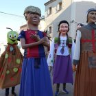 Els gegants Lamine Yamal i Maria-Mercè Marçal, al costat de la Poma Pometa i el Cavaller Narcís. - J.GÓMEZ