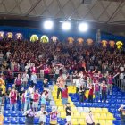 Més de 1.200 aficionats van acompanyar ahir l’Hiopos Lleida a les grades d’un Palau Braugrana que es va tenyir de color bordeus. - JAVI ENJUANES