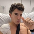 Marc Márquez, a l’esquerra, a l’hospital després de ser intervingut, i a la dreta, a casa seua amb el braç en cabestrell.