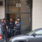 Agentes de los Mossos d'Esquadra el 22 de agosto en el portal donde sucedieron los hechos, la mañana siguiente a la agresión.