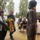 Els representants polítics han entregat una ofrena a l'estatua de Lluís Companys.