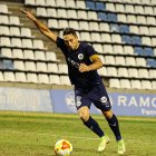 El capità de l'Atlètic Lleida, Boris Garrós, intenta un xut.