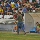 Jordi Cortés da indicaciones desde el banquillo.