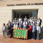 Foto de família durant l’acte inaugural del Dia de la Comarca. - C. MARSIÑACH