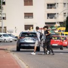 Alumnes travessant de forma temerària la carretera de Saragossa. - PAU PASCUAL PRAT