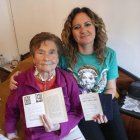 La Manuela i la seua filla Imma mostren el llibre de família suís amb l’annex espanyol. - C.MARSIÑACH