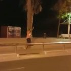 Un terrorista al passeig de Cambrils el 17-A instants abans de ser abatut per la policia.