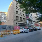 Vista de l’edifici d’Anselm Clavé que s’enderrocarà, que ja està precintat i envoltat de tanques. - SCD