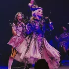 Laia Sallan, darrere de Lady Gaga, compartint escenari divendres passat a Barcelona. - ANIOL OLIVER