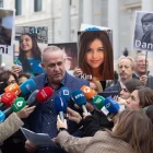 Concentració ahir de les famílies, com la del Dani, a les portes del Congrés dels Diputats. - EP