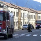 Els Bombers i diferents cossos de seguretat, treballant ahir en la fuita a l’avinguda Estació