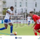 Un jugador del Mollerussa encara al seu rival.