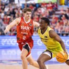 Un jugador de l'Hiopos Lleida avança davant la presió d'un rival.