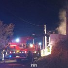 Nou dotacions dels bombers han treballat en l'incendi d'una casa a la partida la Femosa de Lleida.