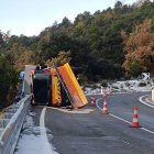 Una màquina llevaneus a bolcat a l'N-260 a l'inici del Port del Cantó.