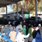 Musulmans resant ahir sota una marquesina del recinte firal als Camps Elisis. - AMADO FORROLLA