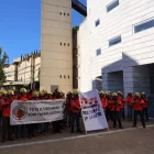 Concentració ahir de bombers voluntaris davant de les portes dels jutjats al Canyeret. - AMADO FORROLLA