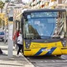 Persones pujant i baixant d’un autobús de la línia 5 dijous passat. - PAU PASCUAL PRAT