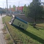 Fotografía d'un lavabo bolcat a Lleida.