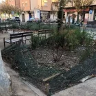 Malles i pals que envolten zones verdes, trencats, i per terra. - ASSOCIACIÓ ARRELS DE CAPPONT