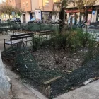 Malles i pals que envolten zones verdes, trencats, i per terra. - ASSOCIACIÓ ARRELS DE CAPPONT