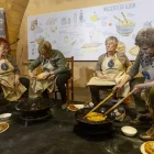 Quatre padrines, preparant ahir les orelletes per als assistents que es van atansar al Cafè del Teatre. - JORDI ECHEVARRIA