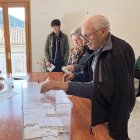 Diversos veïns de Gósol (Berguedà) a punt de votar en la consulta popular per decidir si el municipi passa a pertànyer a la demarcació de Barcelona o continuen a la de Lleida.