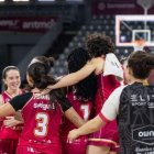 Les jugadores el Robles Lleida celebren la tercera victòria de la temporada.