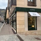 La tienda efímera de Loewe en Vielha se ubica en la avenida Castiero