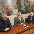 Oró, parlant durant la roda de premsa davant les mirades de Larrosa i Saltó. - MARC CARBONELL